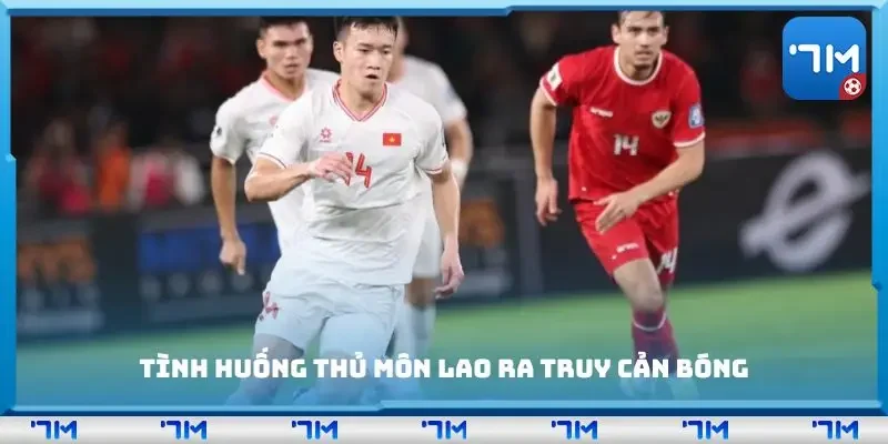 Tình huống thủ môn lao ra truy cản bóng